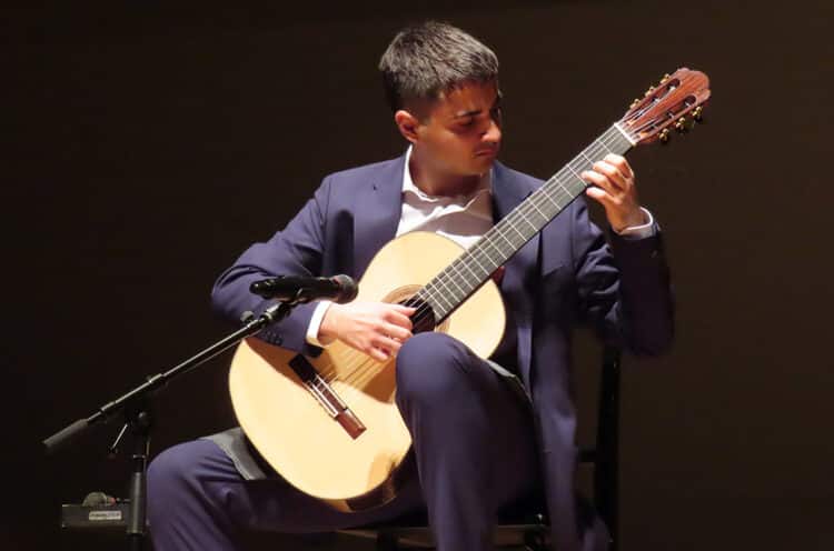 Ausiàs Parejo, el joven guitarrista valenciano que conquista Japón